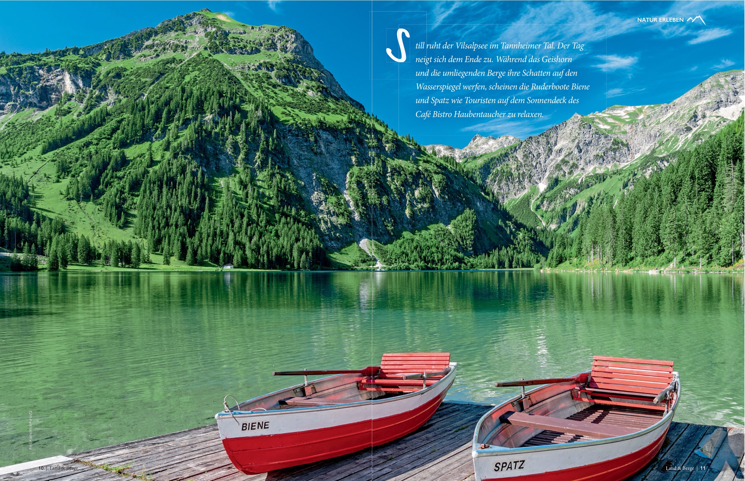 Heft-Doppelseite: Ruderboote am Vilsalpsee im Tannheimer Tal